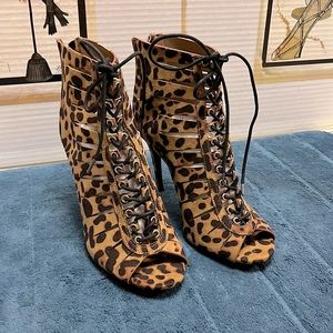 Sexy animal prints heels size 9/39 front laces booties